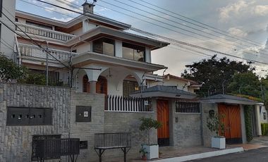 Casa de vivienda de 3 pisos con 2 suites y piscina, sector La Primavera, Cumbayá