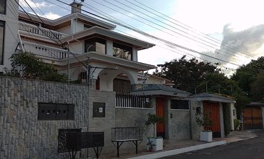 Casa de vivienda de 3 pisos con 2 suites y piscina, sector La Primavera, Cumbayá