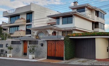 Casa de vivienda de 3 pisos con 2 suites y piscina, sector La Primavera, Cumbayá