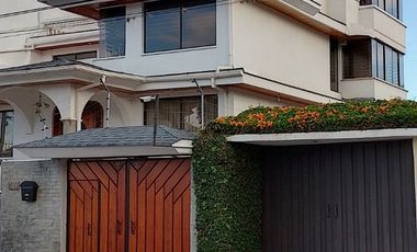 Casa de vivienda de 3 pisos con 2 suites y piscina, sector La Primavera, Cumbayá