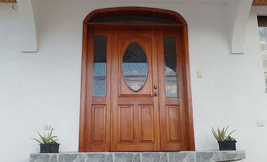Casa de vivienda de 3 pisos con 2 suites y piscina, sector La Primavera, Cumbayá