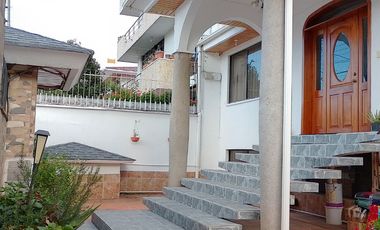 Casa de vivienda de 3 pisos con 2 suites y piscina, sector La Primavera, Cumbayá