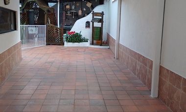 Casa de vivienda de 3 pisos con 2 suites y piscina, sector La Primavera, Cumbayá