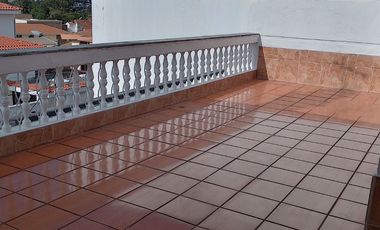 Casa de vivienda de 3 pisos con 2 suites y piscina, sector La Primavera, Cumbayá