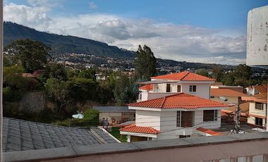 Casa de vivienda de 3 pisos con 2 suites y piscina, sector La Primavera, Cumbayá