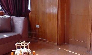 Casa de vivienda de 3 pisos con 2 suites y piscina, sector La Primavera, Cumbayá