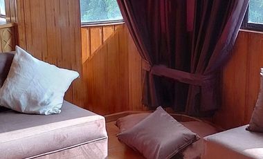 Casa de vivienda de 3 pisos con 2 suites y piscina, sector La Primavera, Cumbayá