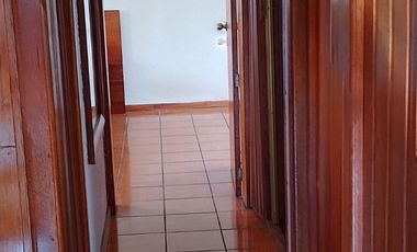 Casa de vivienda de 3 pisos con 2 suites y piscina, sector La Primavera, Cumbayá