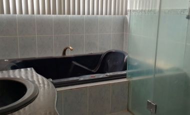 Casa de vivienda de 3 pisos con 2 suites y piscina, sector La Primavera, Cumbayá