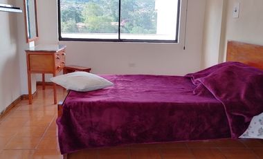 Casa de vivienda de 3 pisos con 2 suites y piscina, sector La Primavera, Cumbayá