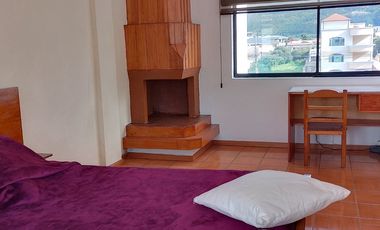 Casa de vivienda de 3 pisos con 2 suites y piscina, sector La Primavera, Cumbayá