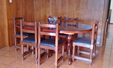 Casa de vivienda de 3 pisos con 2 suites y piscina, sector La Primavera, Cumbayá