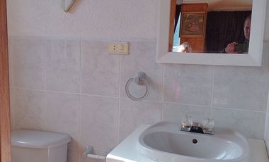 Casa de vivienda de 3 pisos con 2 suites y piscina, sector La Primavera, Cumbayá
