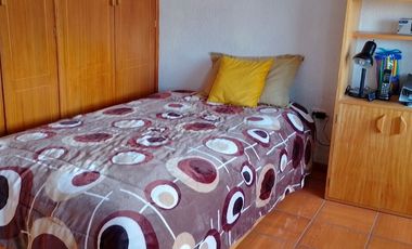 Casa de vivienda de 3 pisos con 2 suites y piscina, sector La Primavera, Cumbayá