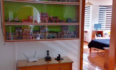 Casa de vivienda de 3 pisos con 2 suites y piscina, sector La Primavera, Cumbayá