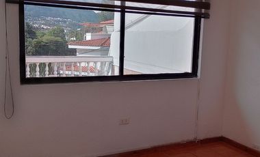 Casa de vivienda de 3 pisos con 2 suites y piscina, sector La Primavera, Cumbayá