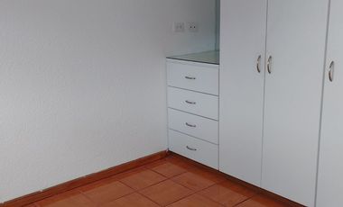 Casa de vivienda de 3 pisos con 2 suites y piscina, sector La Primavera, Cumbayá