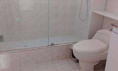 Casa de vivienda de 3 pisos con 2 suites y piscina, sector La Primavera, Cumbayá