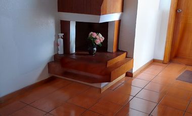 Casa de vivienda de 3 pisos con 2 suites y piscina, sector La Primavera, Cumbayá