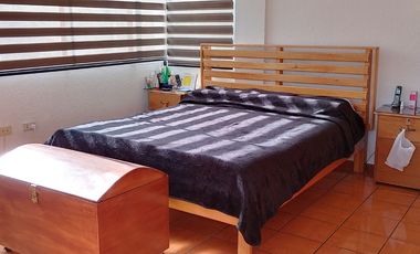 Casa de vivienda de 3 pisos con 2 suites y piscina, sector La Primavera, Cumbayá