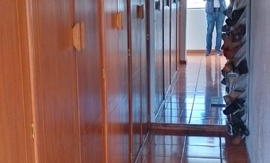 Casa de vivienda de 3 pisos con 2 suites y piscina, sector La Primavera, Cumbayá