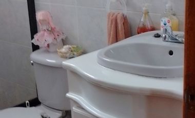 Casa de vivienda de 3 pisos con 2 suites y piscina, sector La Primavera, Cumbayá