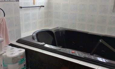 Casa de vivienda de 3 pisos con 2 suites y piscina, sector La Primavera, Cumbayá