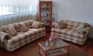 Casa de vivienda de 3 pisos con 2 suites y piscina, sector La Primavera, Cumbayá