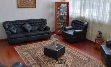Casa de vivienda de 3 pisos con 2 suites y piscina, sector La Primavera, Cumbayá