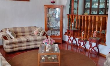 Casa de vivienda de 3 pisos con 2 suites y piscina, sector La Primavera, Cumbayá