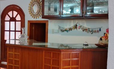 Casa de vivienda de 3 pisos con 2 suites y piscina, sector La Primavera, Cumbayá