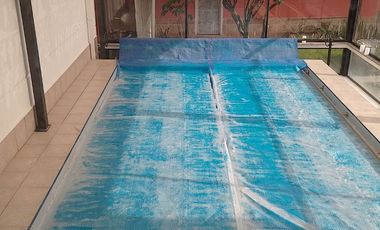 Casa de vivienda de 3 pisos con 2 suites y piscina, sector La Primavera, Cumbayá