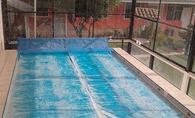 Casa de vivienda de 3 pisos con 2 suites y piscina, sector La Primavera, Cumbayá