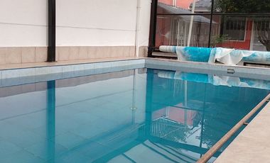 Casa de vivienda de 3 pisos con 2 suites y piscina, sector La Primavera, Cumbayá