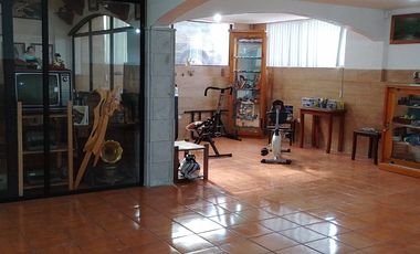Casa de vivienda de 3 pisos con 2 suites y piscina, sector La Primavera, Cumbayá