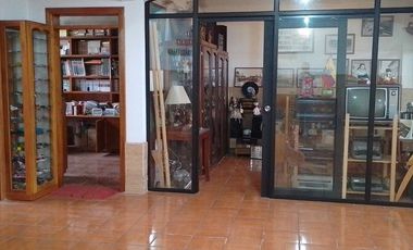 Casa de vivienda de 3 pisos con 2 suites y piscina, sector La Primavera, Cumbayá