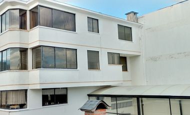 Casa de vivienda de 3 pisos con 2 suites y piscina, sector La Primavera, Cumbayá