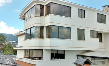 Casa de vivienda de 3 pisos con 2 suites y piscina, sector La Primavera, Cumbayá