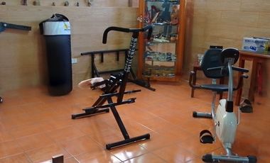 Casa de vivienda de 3 pisos con 2 suites y piscina, sector La Primavera, Cumbayá