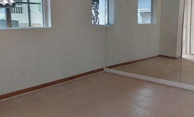 Casa de vivienda de 3 pisos con 2 suites y piscina, sector La Primavera, Cumbayá
