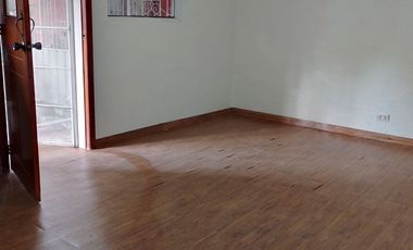 Casa de vivienda de 3 pisos con 2 suites y piscina, sector La Primavera, Cumbayá