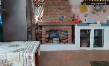 Casa de vivienda de 3 pisos con 2 suites y piscina, sector La Primavera, Cumbayá