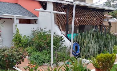 Casa de vivienda de 3 pisos con 2 suites y piscina, sector La Primavera, Cumbayá