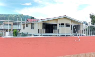 Casa de vivienda de 3 pisos con 2 suites y piscina, sector La Primavera, Cumbayá