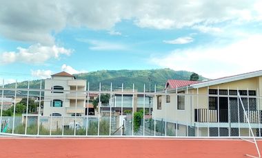 Casa de vivienda de 3 pisos con 2 suites y piscina, sector La Primavera, Cumbayá
