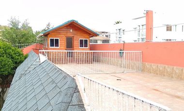 Casa de vivienda de 3 pisos con 2 suites y piscina, sector La Primavera, Cumbayá
