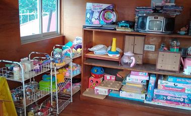 Casa de vivienda de 3 pisos con 2 suites y piscina, sector La Primavera, Cumbayá
