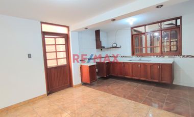 Casa Multifamiliar Con Cochera A Un Paso De La Estacion San Carlos