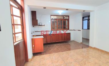Casa Multifamiliar Con Cochera A Un Paso De La Estacion San Carlos