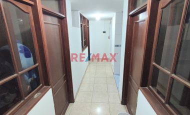 Casa Multifamiliar Con Cochera A Un Paso De La Estacion San Carlos